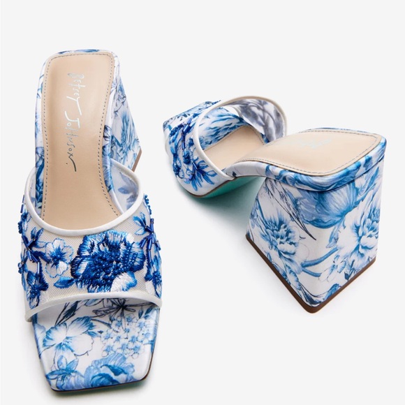 Betsey Johnson ROO Blue Floral Heels - Picture 2 of 5